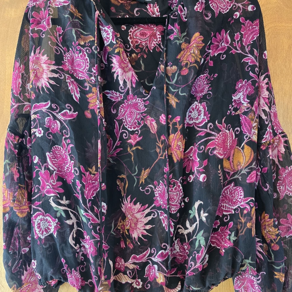 INC Beautiful blouse with detailed arms L